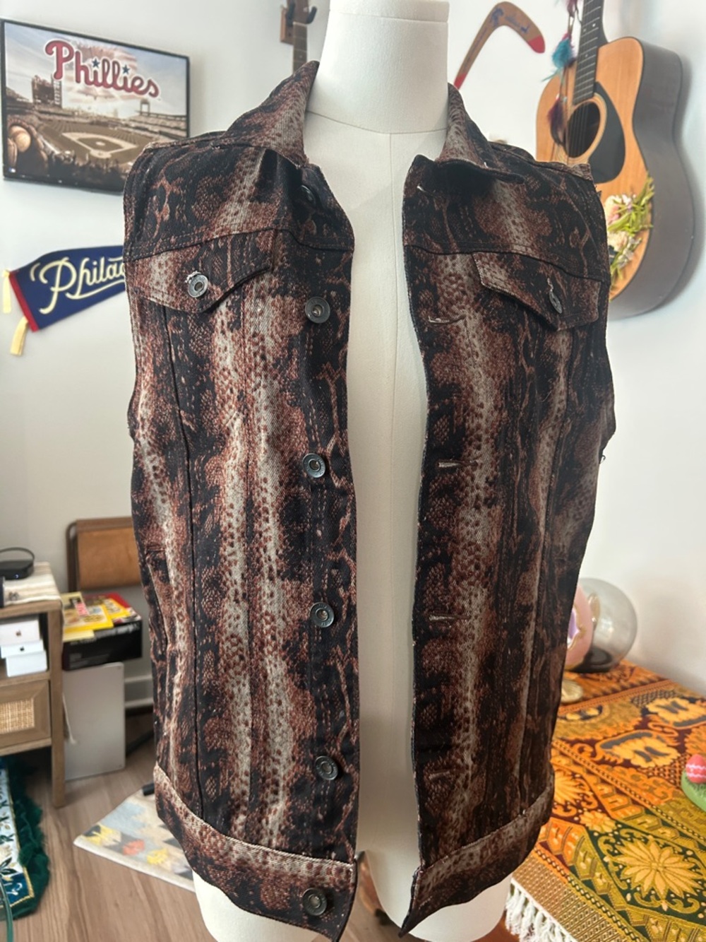 Snake-Print Sleeveless Trucker Vest - Brown
